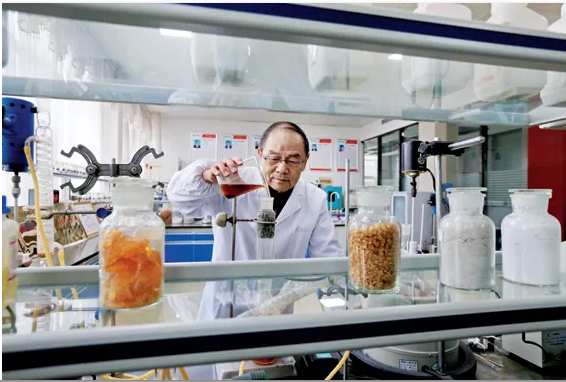 聘用高?？萍既藛T做技術(shù)顧問（王勉勵 / 攝影）